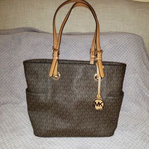 Michael Kors Jet Set Item EW Signature Tote